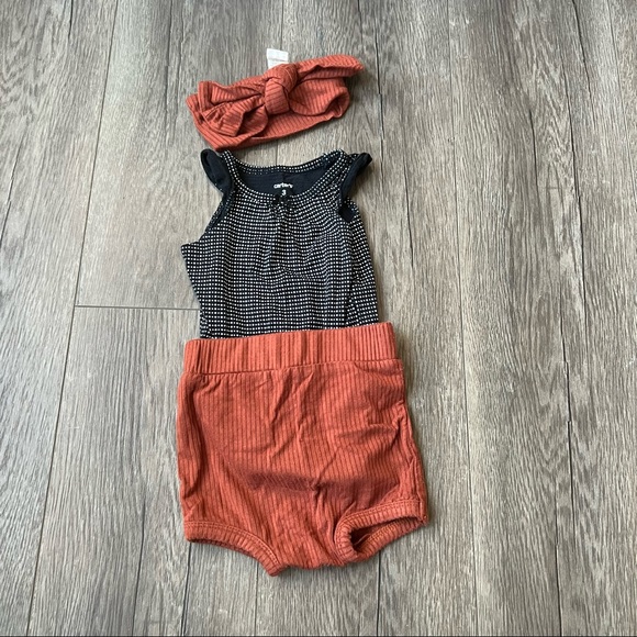 SOLD Bundle of 4 Stylish Onesies - Picture 6 of 11